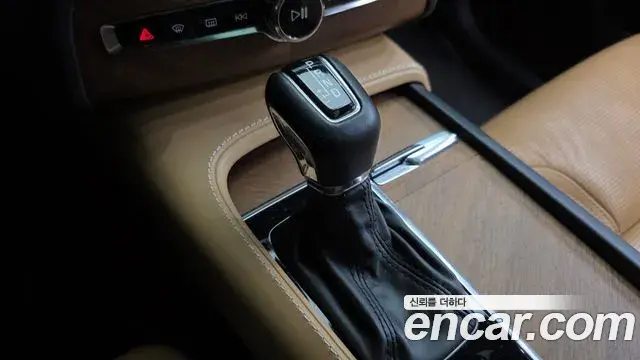 Volvo XC90 2019 — ფოტო 14/20