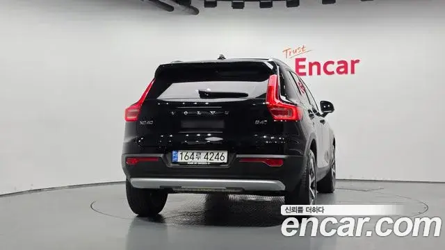 Volvo XC40 2022 — ფოტო 26/34