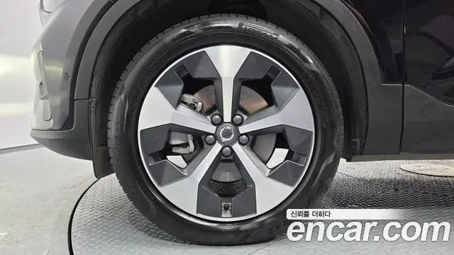 Volvo XC40 2022 — ფოტო 32/34