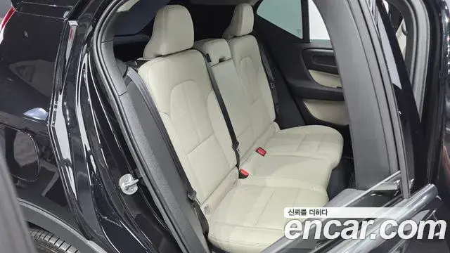 Volvo XC40 2022 — ფოტო 27/34