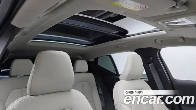Volvo XC40 2022 — ფოტო 19/34