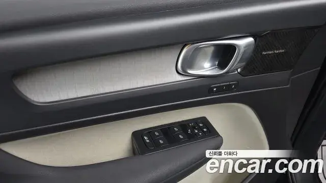 Volvo XC40 2022 — ფოტო 14/34