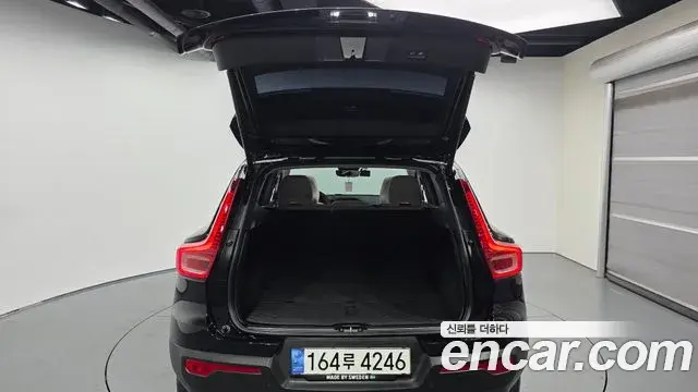 Volvo XC40 2022 — ფოტო 30/34