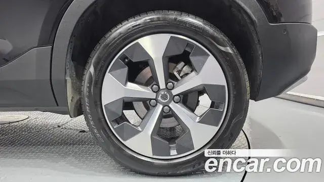 Volvo XC40 2022 — ფოტო 11/34