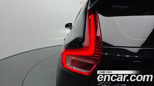 Volvo XC40 2022 — ფოტო 29/34