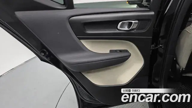 Volvo XC40 2022 — ფოტო 24/34