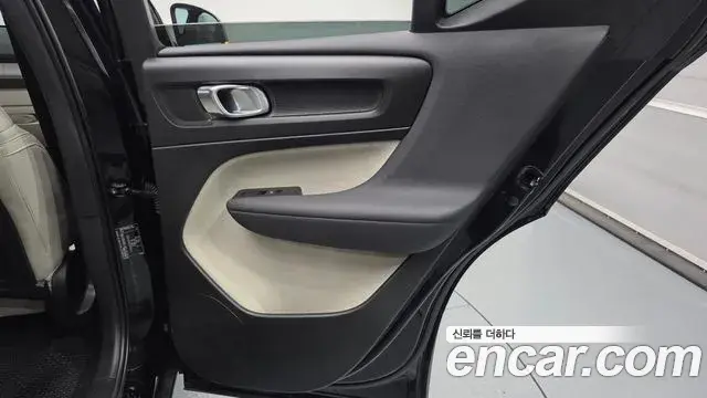 Volvo XC40 2022 — ფოტო 31/34
