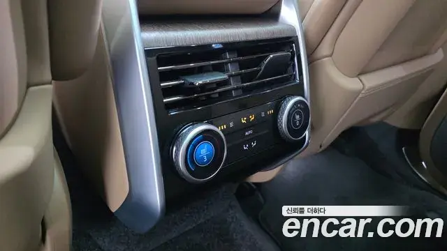 Land Rover Range Rover 2025 — ფოტო 13/20