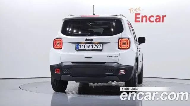 Jeep Renegade 2023 — ფოტო 24/32