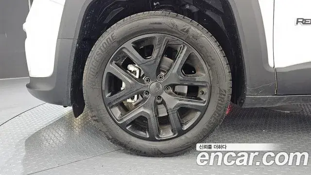 Jeep Renegade 2023 — ფოტო 29/32