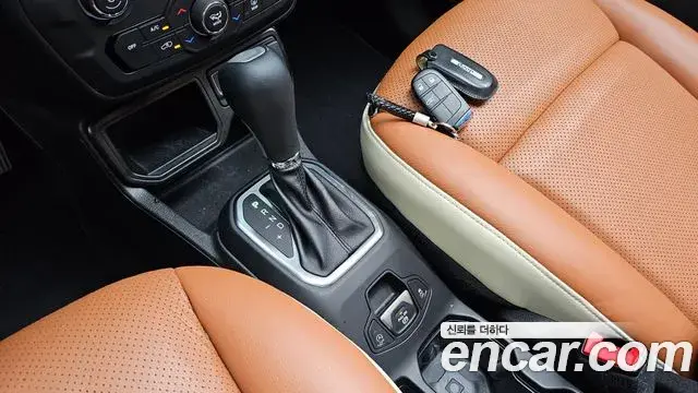 Jeep Renegade 2023 — ფოტო 8/32
