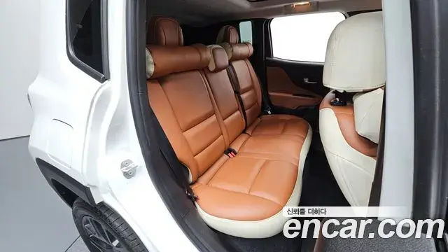 Jeep Renegade 2023 — ფოტო 30/32