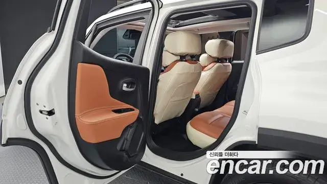 Jeep Renegade 2023 — ფოტო 16/32