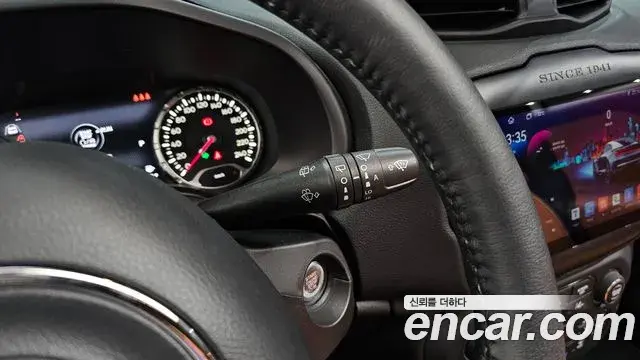 Jeep Renegade 2023 — ფოტო 13/32