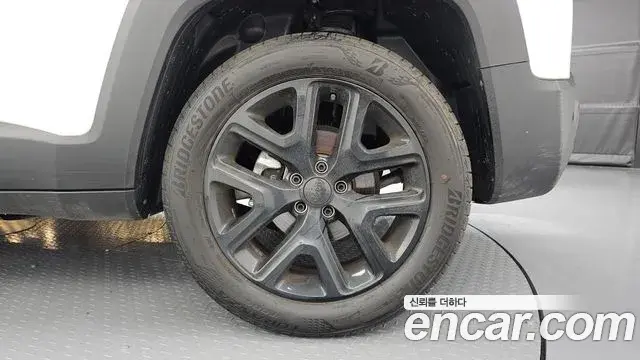 Jeep Renegade 2023 — ფოტო 25/32