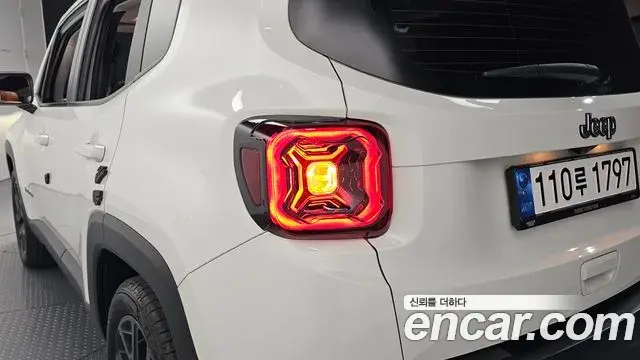 Jeep Renegade 2023 — ფოტო 26/32