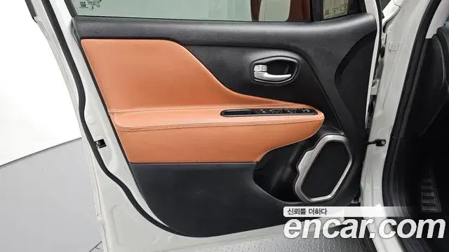 Jeep Renegade 2023 — ფოტო 27/32