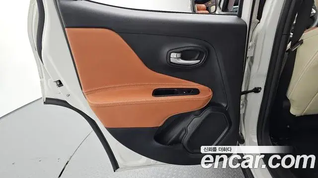 Jeep Renegade 2023 — ფოტო 10/32