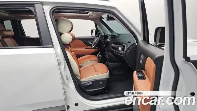 Jeep Renegade 2023 — ფოტო 28/32
