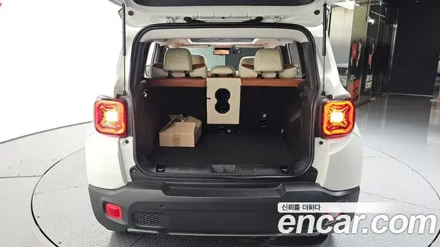 Jeep Renegade 2023 — ფოტო 18/32