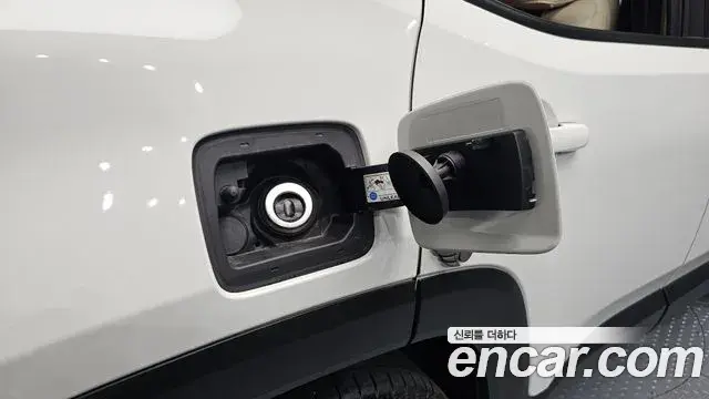 Jeep Renegade 2023 — ფოტო 2/32