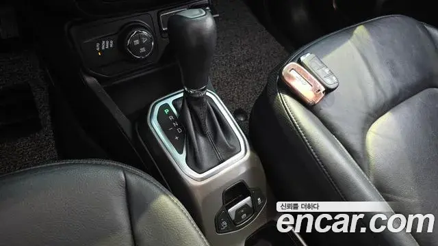 Jeep Renegade 2019 — ფოტო 25/34