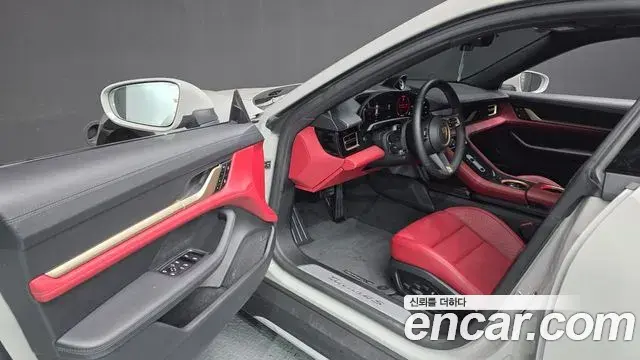 Porsche Taycan 2022 — Photo 16/36