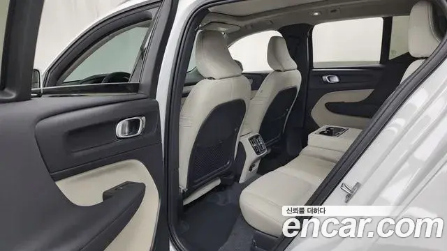 Volvo XC40 2024 — Şəkil 32/33