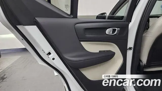 Volvo XC40 2024 — Şəkil 17/33