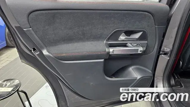 Mercedes-Benz GLB-Class 2022 — Şəkil 12/31