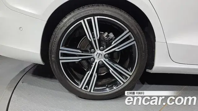 Volvo S60 2021 — Photo 8/20