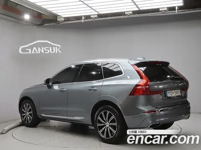 Volvo XC60 2021 — ფოტო 11/20