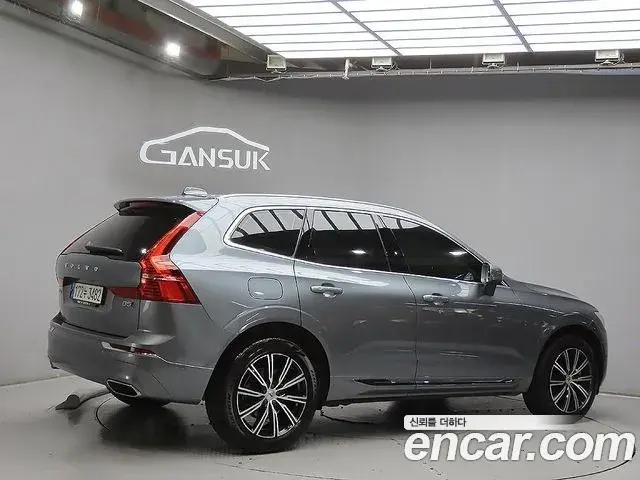 Volvo XC60 2021 — ფოტო 16/20