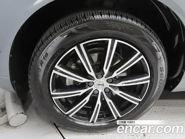 Volvo XC60 2021 — ფოტო 6/20
