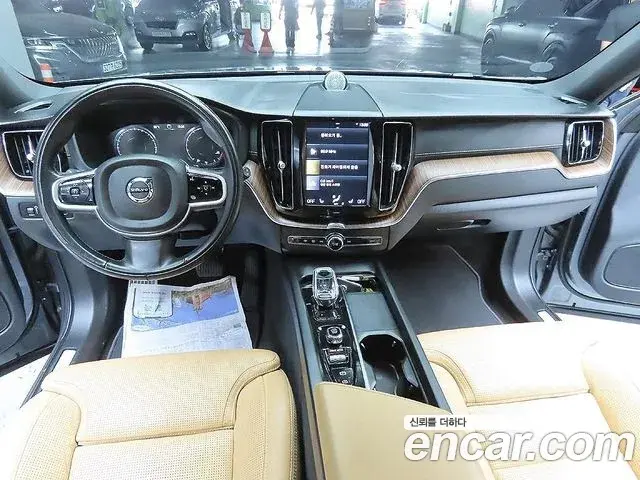 Volvo XC60 2021 — ფოტო 13/20