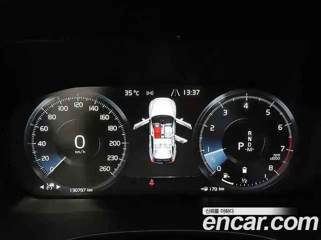 Volvo XC60 2021 — ფოტო 14/20