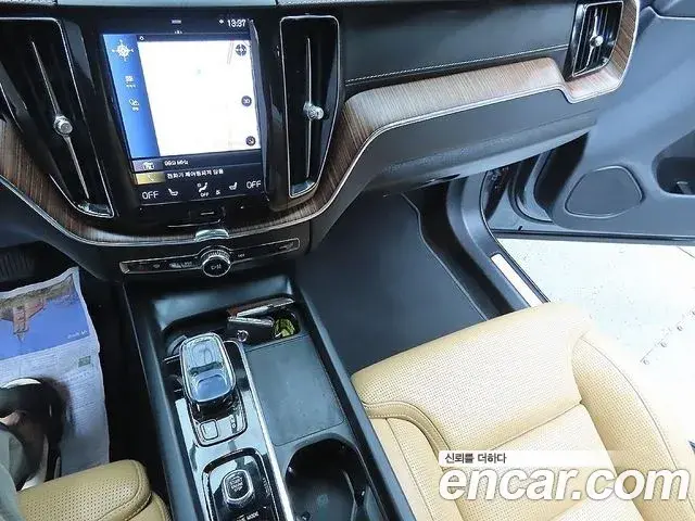 Volvo XC60 2021 — ფოტო 10/20