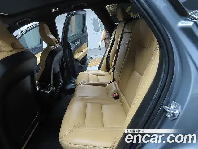 Volvo XC60 2021 — ფოტო 2/20