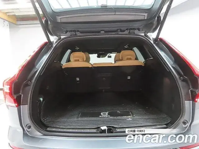 Volvo XC60 2021 — ფოტო 17/20