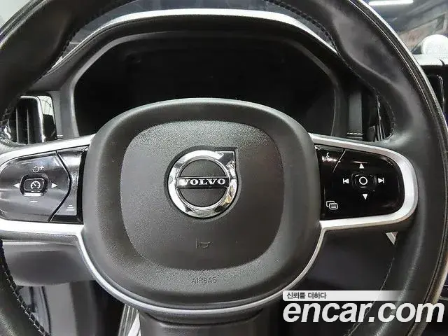 Volvo XC60 2021 — ფოტო 7/20