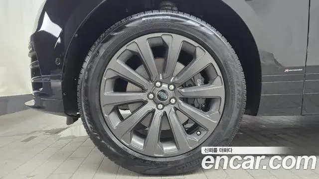 Land Rover Range Rover Velar 2020 — ფოტო 17/33