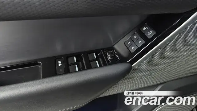Land Rover Range Rover Velar 2020 — ფოტო 2/33