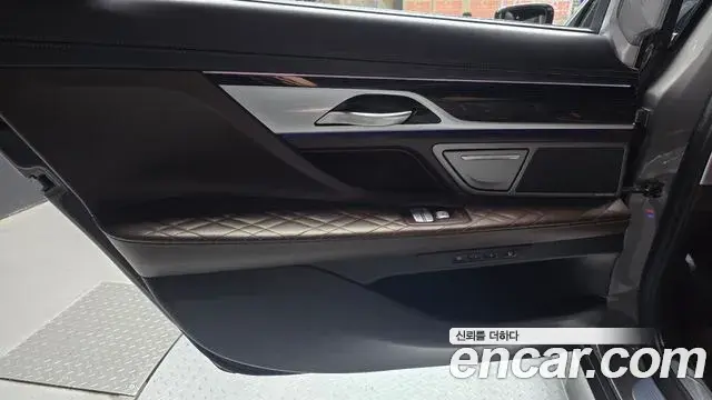 BMW 7 Series 2021 — Photo 18/32