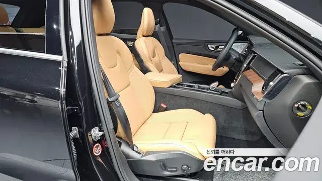 Volvo XC60 2021 — Photo 9/20