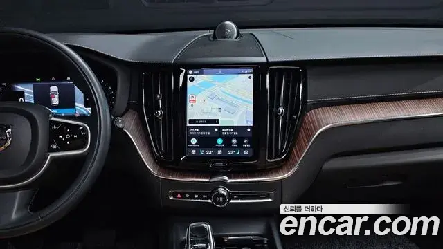 Volvo XC60 2021 — Photo 19/20