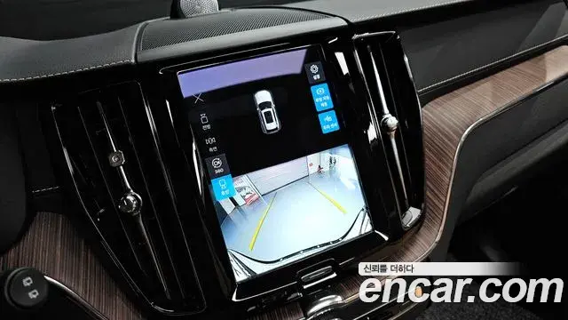Volvo XC60 2021 — Photo 3/20
