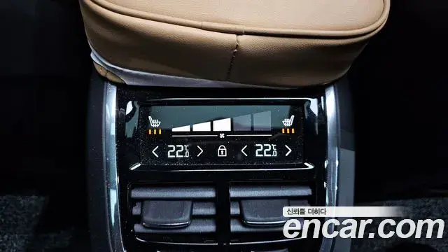 Volvo XC60 2021 — Photo 18/20