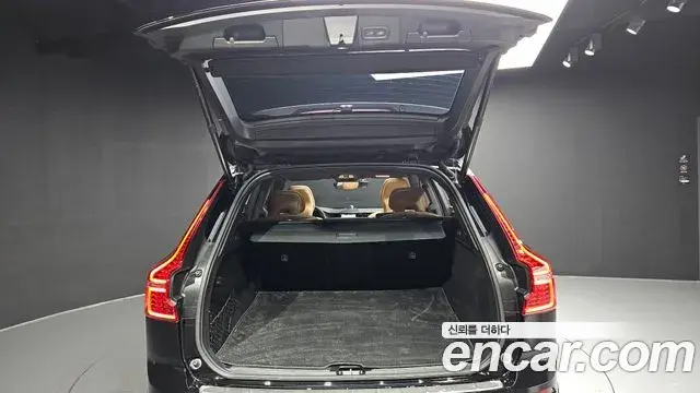 Volvo XC60 2021 — Photo 8/20