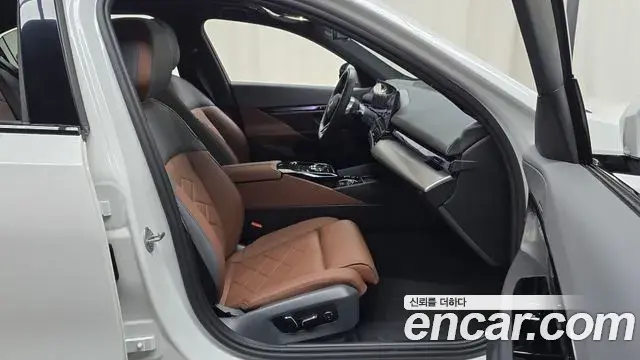 BMW 5 Series 2025 — ფოტო 16/34