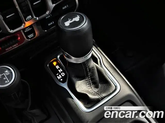 Jeep Wrangler 2025 — ფოტო 18/20